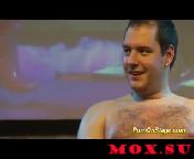 Голая деваха пихает в себя секс игрушки на сцене